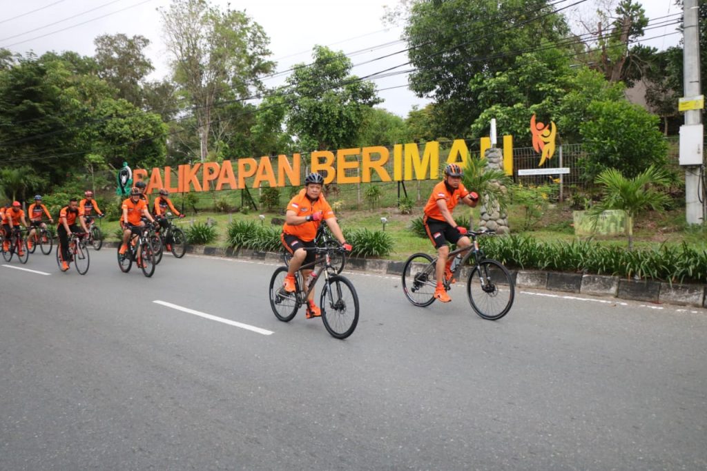 Jelang Hari Bhayangkara Ke-73, Kapolda Pantau Situasi Dengan Gowes Kamtibmas di Balikpapan WhatsApp Image 2019 06 28 at 07.00.16