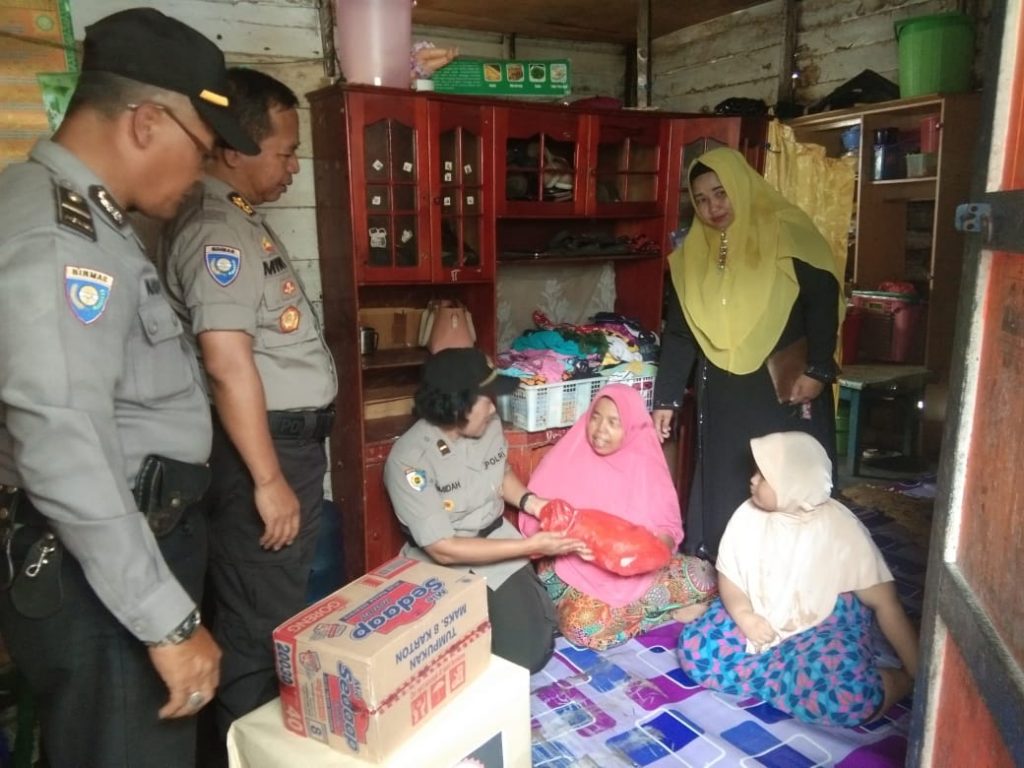 Peringati Hari Bhayangkara ke-73, Dit Binmas Bersama Polwan Polda Kaltim Berbagi Dengan Warga Kurang Mampu WhatsApp Image 2019 06 28 at 10.14.22 2