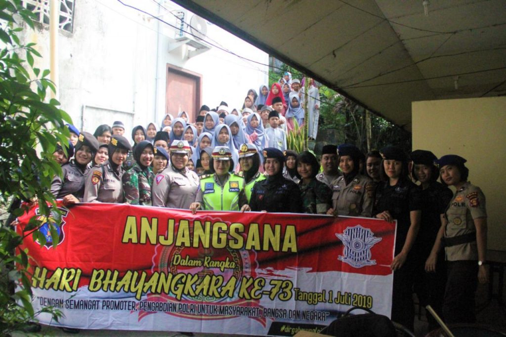 Sambut Hari Bhayangkara Ke-73, Polwan Polda Kaltim dan Kowad Kunjungi Panti Asuhan Nurazhari Balikpapan WhatsApp Image 2019 06 28 at 11.58.22