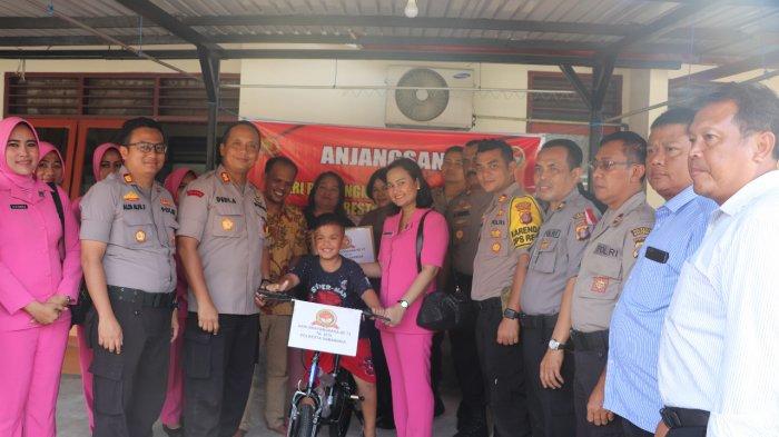 Hari Bhayangkara 73, Polresta Samarinda Anjangsana ke Korban Bom Oikumene kapolresta samarinda kombes pol vendra riviyanto melaksanakan kegiatan sosial