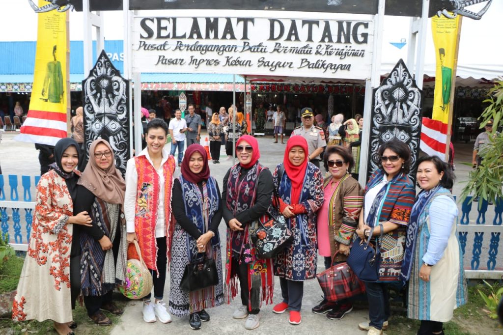 Ketua Umum Bhayangkari ke Pasar Inpres, Pedagang Panen Rejeki IMG 20190722 WA0058