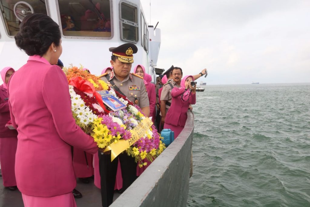 Peringati Hari Bhayangkara ke-73, Polda Kaltim Laksanakan Tabur Bunga di Pelabuhan Semayang Balikpapan WhatsApp Image 2019 07 03 at 09.18.11