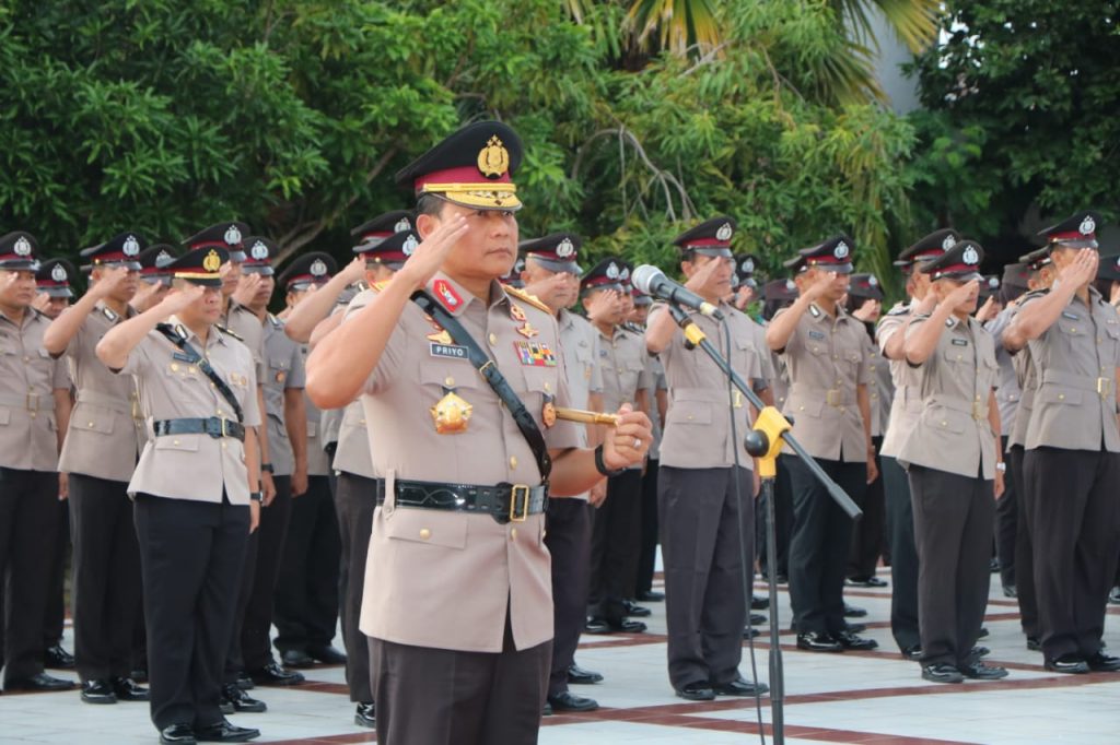 Peringati Hari Bhayangkara ke-73, Kapolda Kaltim Pimpin Upacara Ziarah di Makam Pahlawan WhatsApp Image 2019 07 03 at 09.52.32