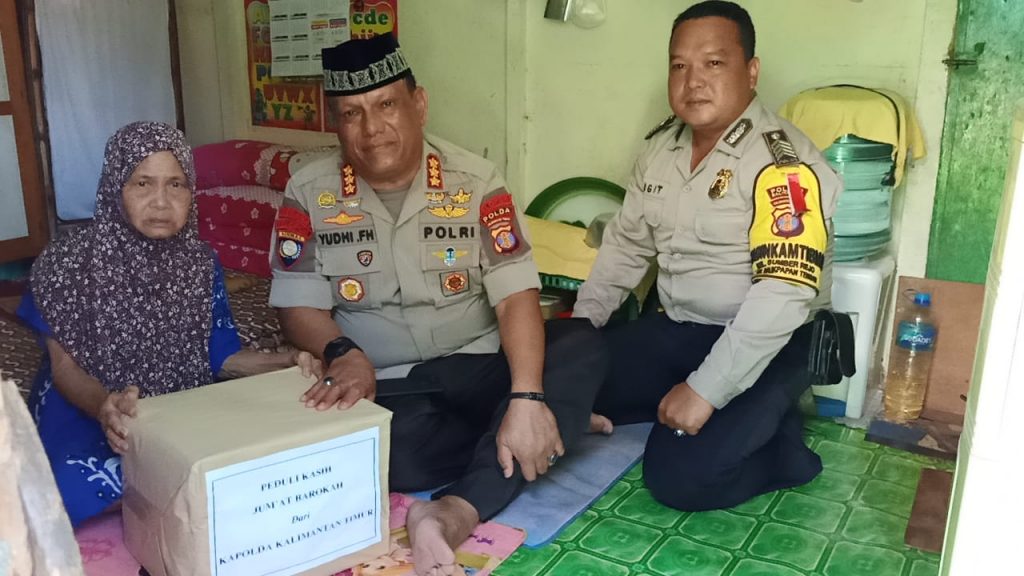 Peduli Kasih Jumat Berbagi, Polda Kaltim Berikan Paket Sembako Gratis WhatsApp Image 2019 07 05 at 13.05.49
