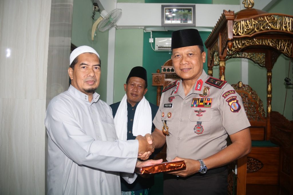 Safari Shalat Jumat, Kapolda Kaltim Berikan Bantuan Al-Qur’an di Masjid Jabalussalam Balikpapan WhatsApp Image 2019 07 12 at 13.52.29