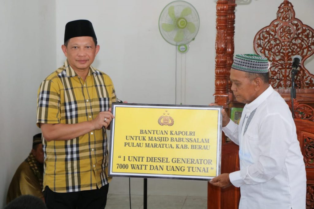 Safari Jumat, Kapolri Berikan Bantuan Kepada Pengurus Masjid Babussalam Pulau Maratua Kab. Berau WhatsApp Image 2019 07 19 at 15.53.30