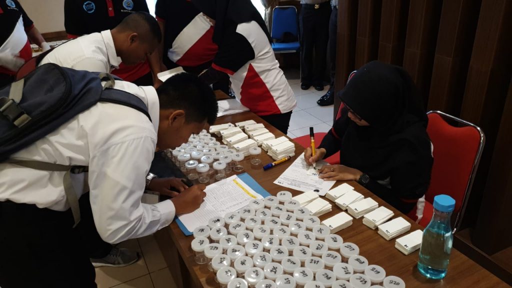 Jelang Pengumuman Sidang Akhir, 327 Casis Bintara Polda Kaltim Jalani Pemeriksaan Urine WhatsApp Image 2019 07 30 at 10.01.14 1