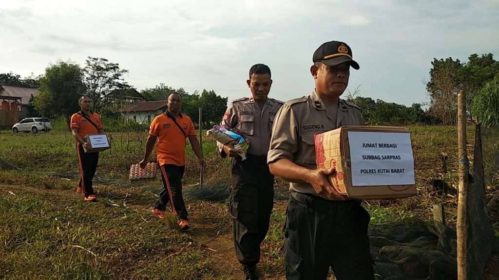 Jumat Berbagi, Polres Kubar Rutin Bantu Warga Kurang Mampu WhatsApp Image 2019 08 02 at 11.25.16