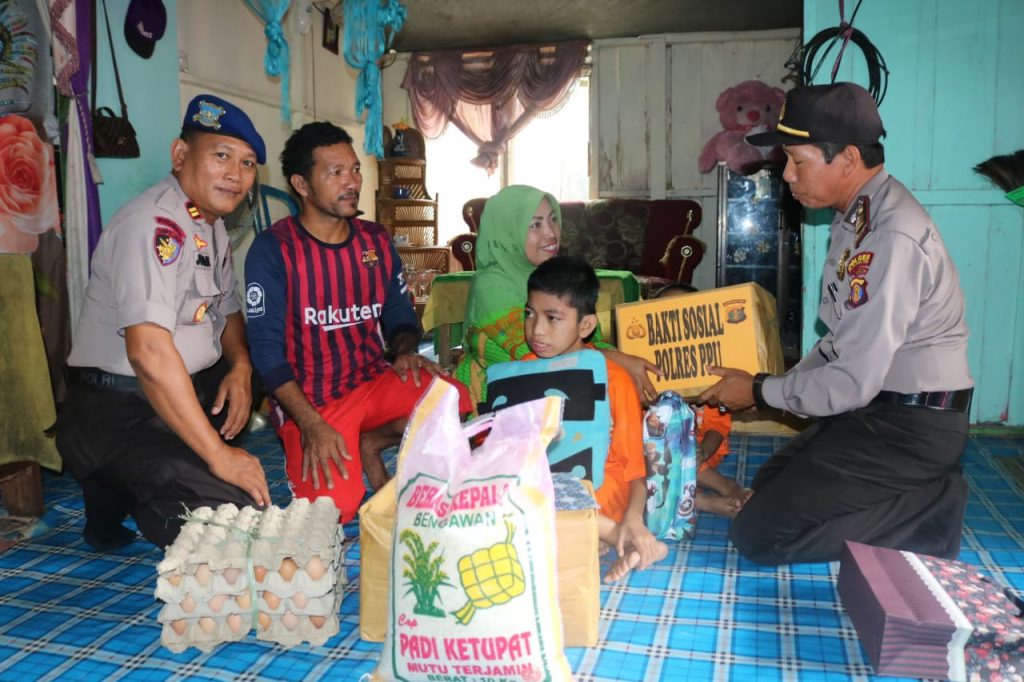 Jumat Berbagi, Polres Paser Berikan Santunan Bagi Warga Kurang Mampu WhatsApp Image 2019 08 02 at 12.36.17