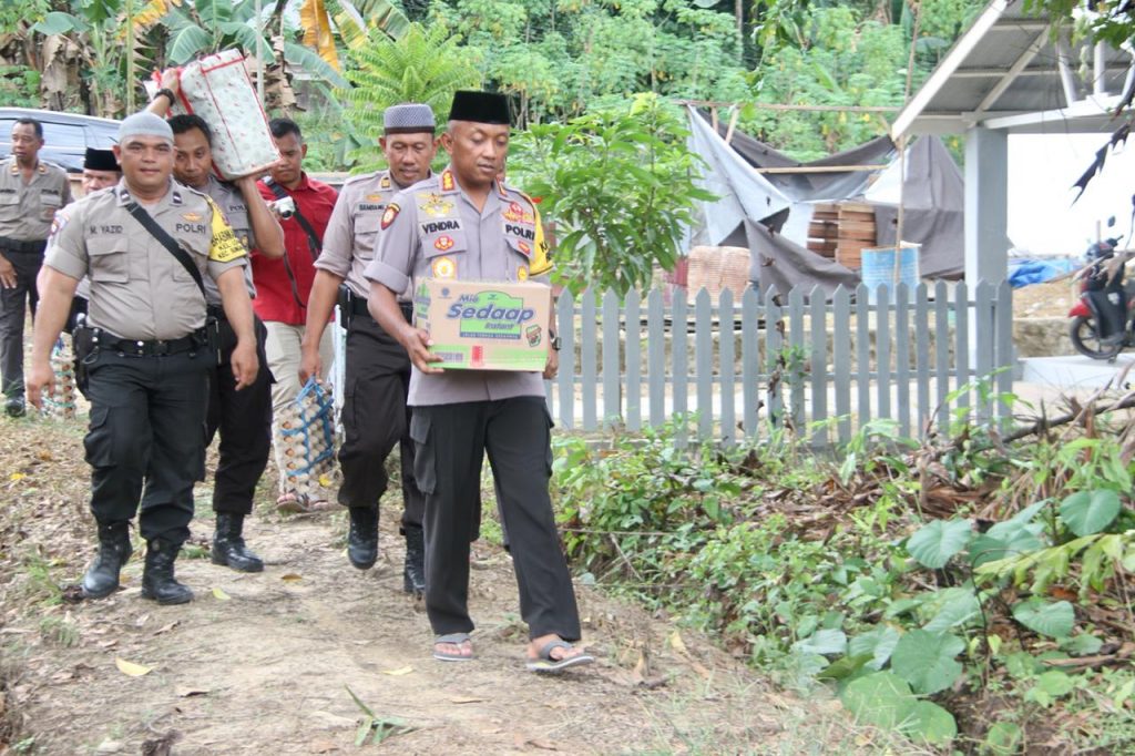 Berbagi Kebahagiaan, Kapolresta Samarinda Kunjungi Kakek Najib 1 WhatsApp Image 2019 08 02 at 17.12.07