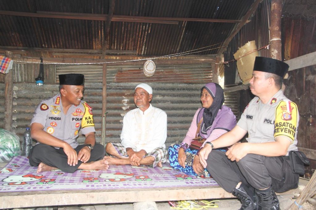 Berbagi Kebahagiaan, Kapolresta Samarinda Kunjungi Kakek Najib WhatsApp Image 2019 08 02 at 17.12.09