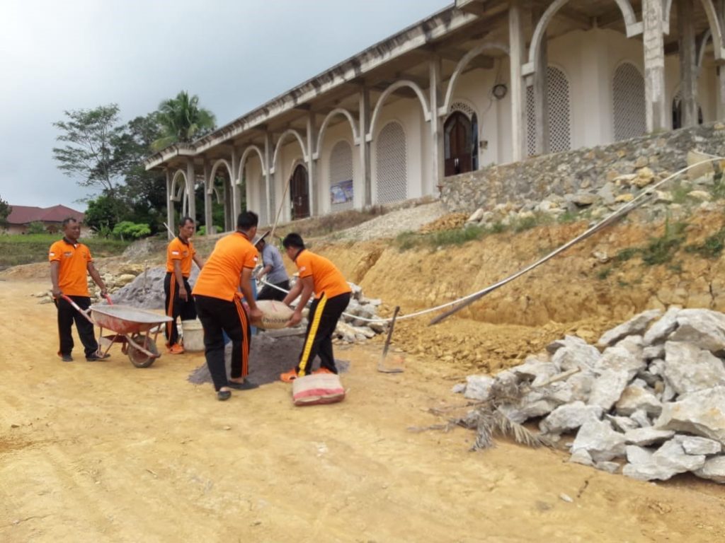 Peduli Rumah Ibadah, Personel Polres Penajam Laksanakan Gotong Royong di Masjid Darussalam WhatsApp Image 2019 08 08 at 13.23.42