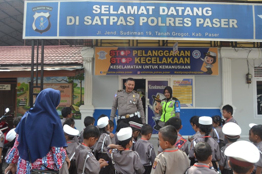 Satlantas Polres Paser Kenalkan Tertib Lalu Lintas Sejak Usia Dini Kepada Siswa TK WhatsApp Image 2019 08 12 at 12.25.24