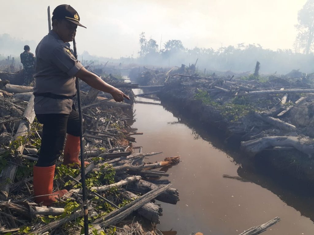 Cegah Karhutla, Polsek Pulau Derawan Bangun Sekat Kanal WhatsApp Image 2019 08 15 at 13.20.28