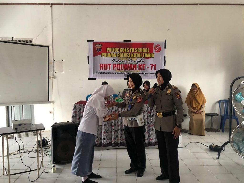 HUT Ke 71, Polwan Polres Kutim "Goes To School" Di SMK Negeri 1 Kutai Timur 2 WhatsApp Image 2019 08 20 at 13.15.14