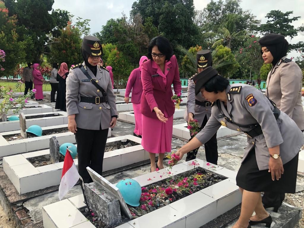 Maknai HUT Ke-71, Polwan Polda Kaltim Gelar Ziarah dan Tabur Bunga di TMP Dharma Agung WhatsApp Image 2019 08 28 at 11.48.57 1