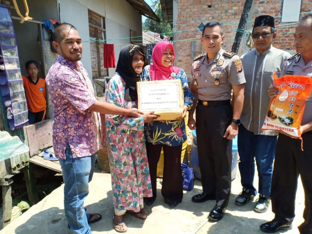 Jumat Berbagi, Dit Binmas Polda Kaltim Berikan Bantuan Sembako WhatsApp Image 2019 08 30 at 14.53.38