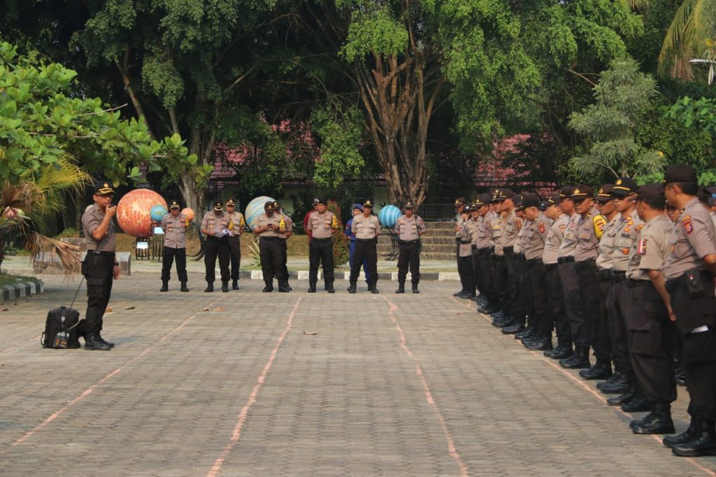 Amankan Penutupan Erau, Polres Kukar Turunkan 300 Personil WhatsApp Image 2019 09 15 at 12.45.14