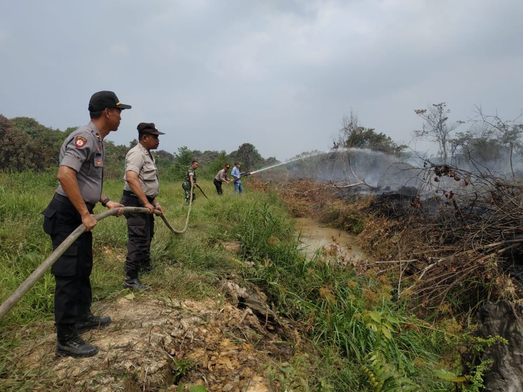 Gotong Royong, TNI-Polri di Samarinda Berhasil Padamkan Karhutla WhatsApp Image 2019 09 17 at 07.56.14