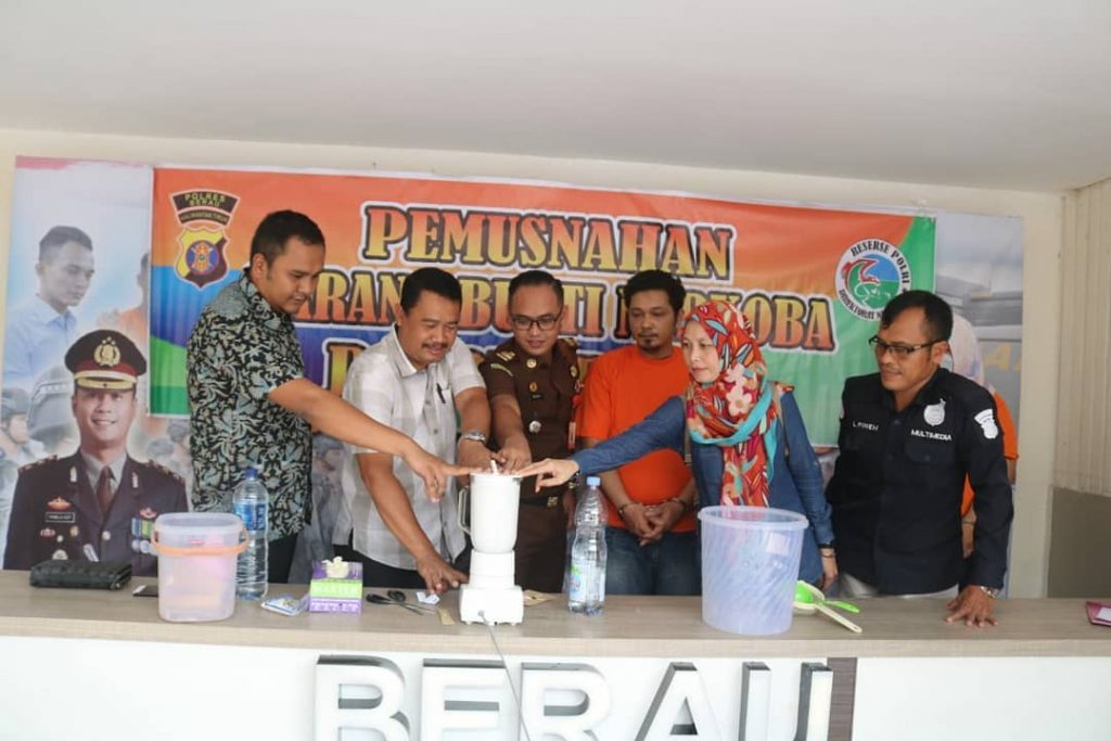 Satresnarkoba Polres Berau Musnahkan 2,4 Kg Sabu WhatsApp Image 2019 09 19 at 13.09.01