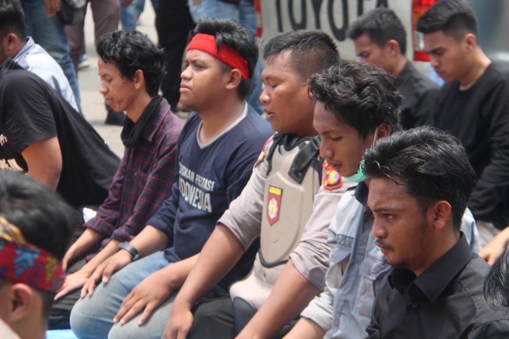 Jeda Aksi Penyampaian Pendapat di DPRD Kaltim, Personel Polresta Samarinda dan Aliansi Mahasiswa Kaltim Sholat Dzuhur Berjamaah WhatsApp Image 2019 09 24 at 10.00.12