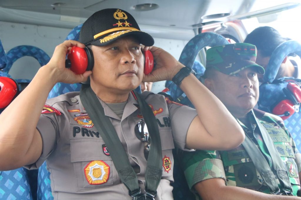 Gunakan Helikopter, Kapolda Kaltim Bersama Pangdam VI Mulawarman Pantau Titik Api Karhutla WhatsApp Image 2019 09 25 at 09.43.18