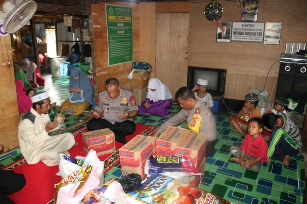 Kunjungi Pondok Pesantren, Dir Binmas Polda Kaltim dan Kapolres Berau Berikan Bantuan Sembako WhatsApp Image 2019 10 02 at 08.54.29