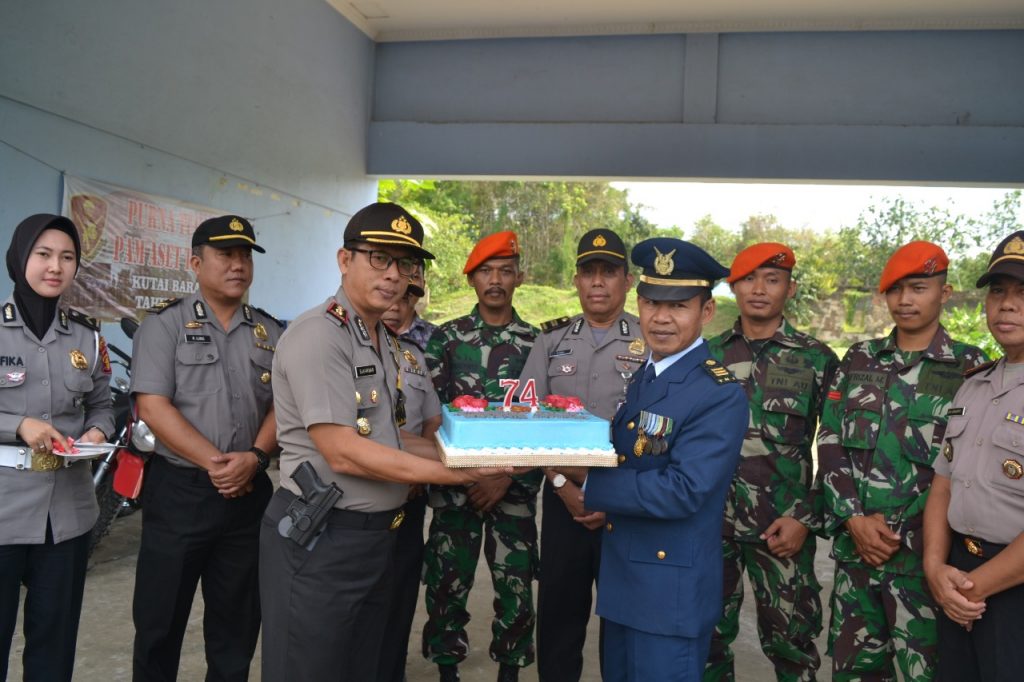 HUT TNI-74, Polres Kubar Berikan Kue Ulang Tahun dan Hadiah SIM Gratis bagi Seluruh Anggota Kodim 0912/KBR WhatsApp Image 2019 10 05 at 09.15.43