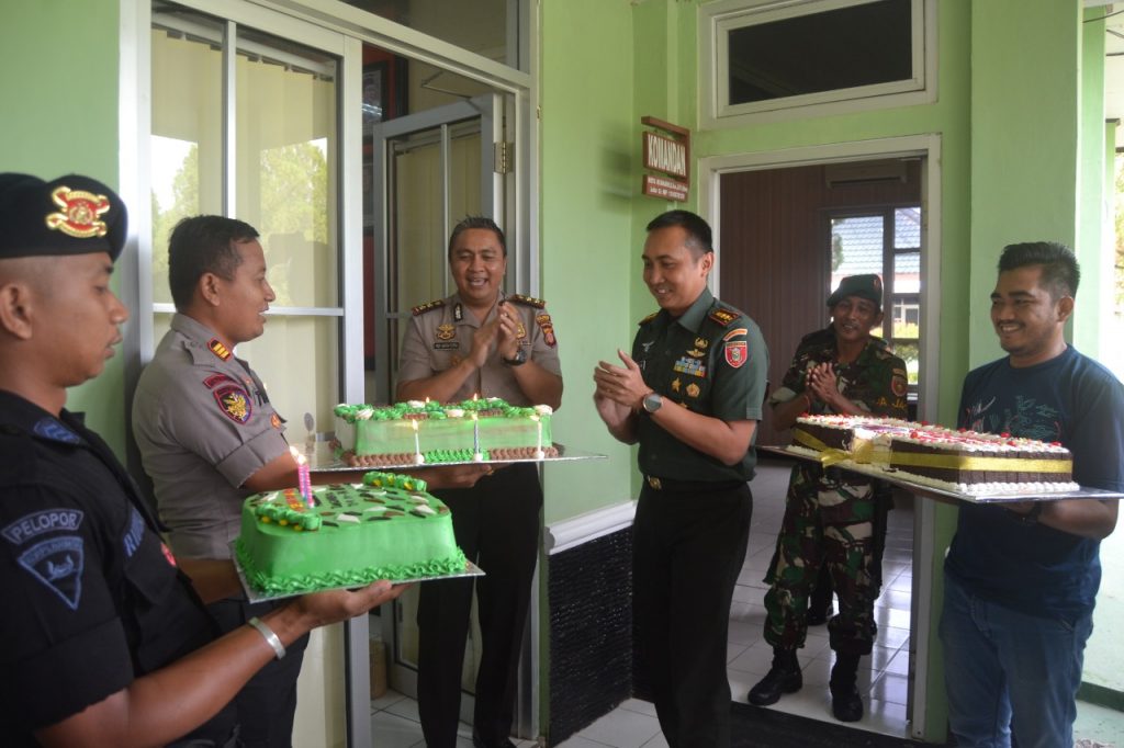 Peringati HUT TNI ke-74, Ini Kado Kapolres Paser Untuk Kodim 0904/TNG WhatsApp Image 2019 10 05 at 09.18.34