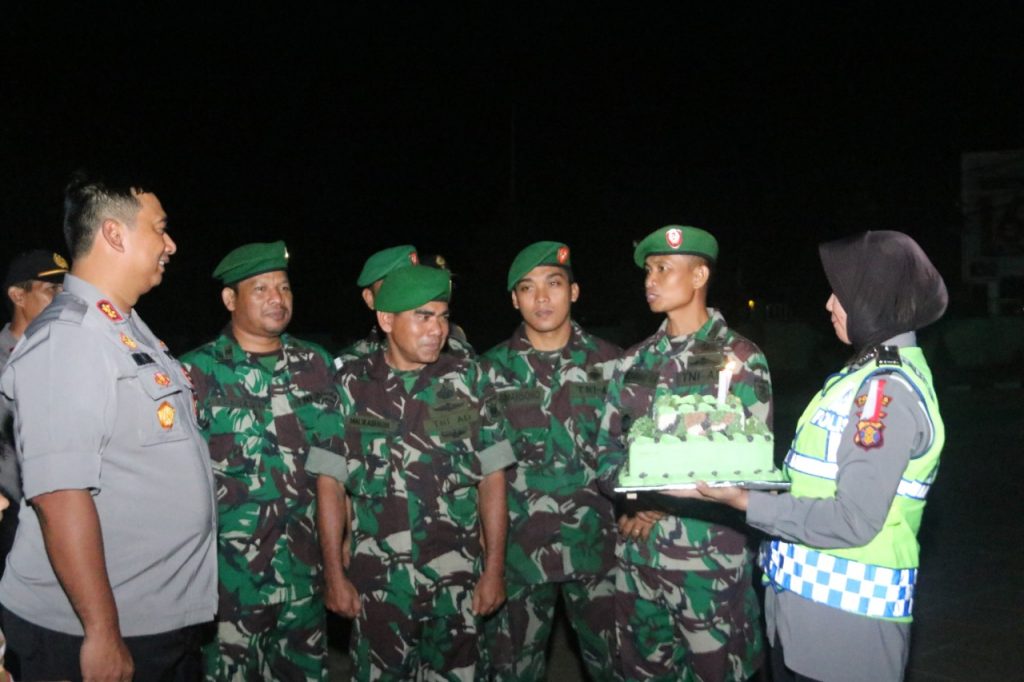 Sambangi Kodim 0906 Tenggarong, Kapolres dan Personilnya Berikan Kejutan Untuk Hut TNI ke-74 WhatsApp Image 2019 10 05 at 09.24.22