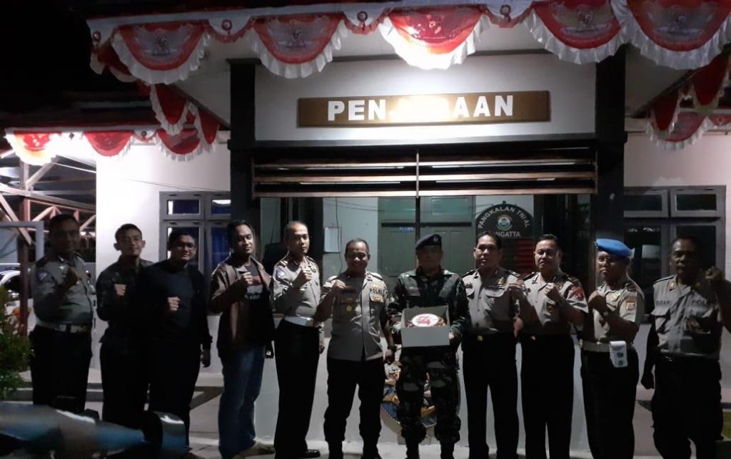 Bawa Kue Ultah ke Kodim 0909/SGT, Polres Kutim Beri Kejutan Untuk Hut TNI ke-74 WhatsApp Image 2019 10 05 at 11.21.14