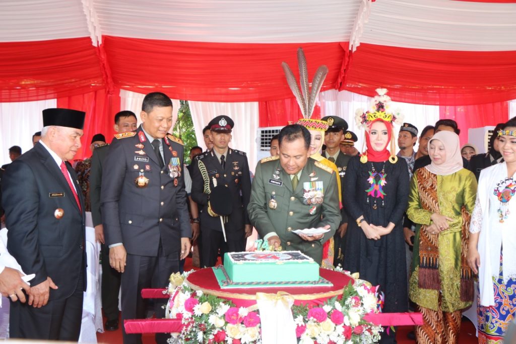 Hadiri HUT TNI ke-74, Kapolda Kaltim Beri Kejutan Untuk Pangdam VI Mulawarman WhatsApp Image 2019 10 05 at 12.01.32