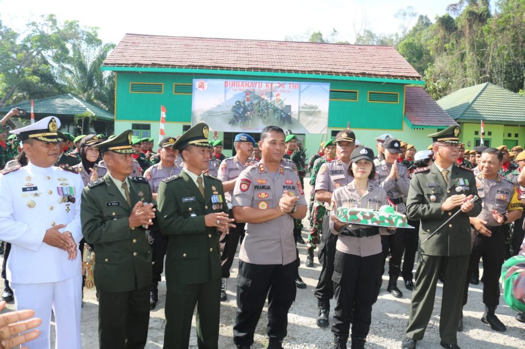 Hut TNI ke-74, Polres Berau Berikan Kejutan Kue Untuk Kodim 0902/TRD WhatsApp Image 2019 10 05 at 13.47.24