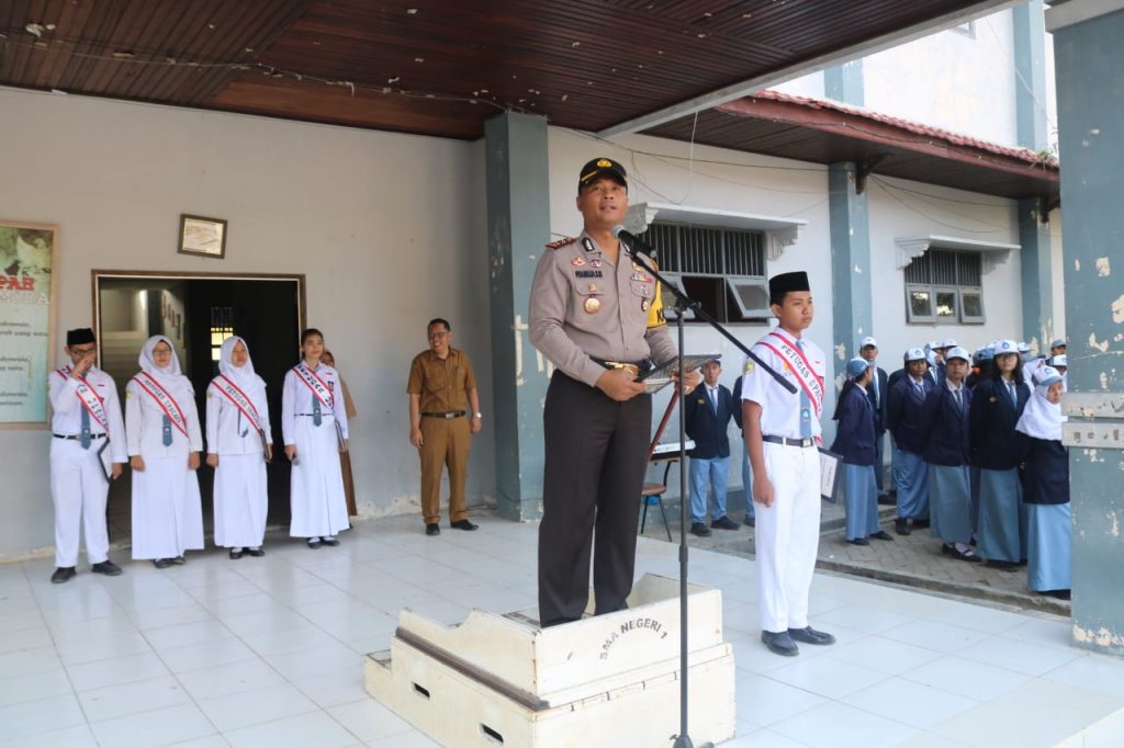 Police Go to School, Kapolres Berikan Edukasi di SMAN 1 Berau WhatsApp Image 2019 10 07 at 09.19.53