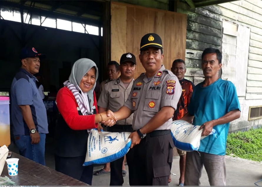 Wujud Kepedulian, Polsek Penajam Berikan Bantuan Kepada Korban Kebakaran WhatsApp Image 2019 10 07 at 09.57.24