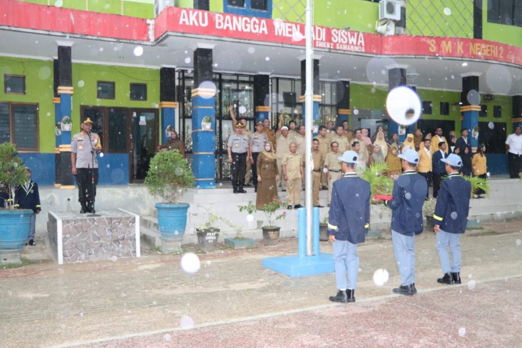 Diguyur Hujan, Kapolres Tetap Pimpin Upacara di SMKN 2 Samarinda WhatsApp Image 2019 10 07 at 10.09.34