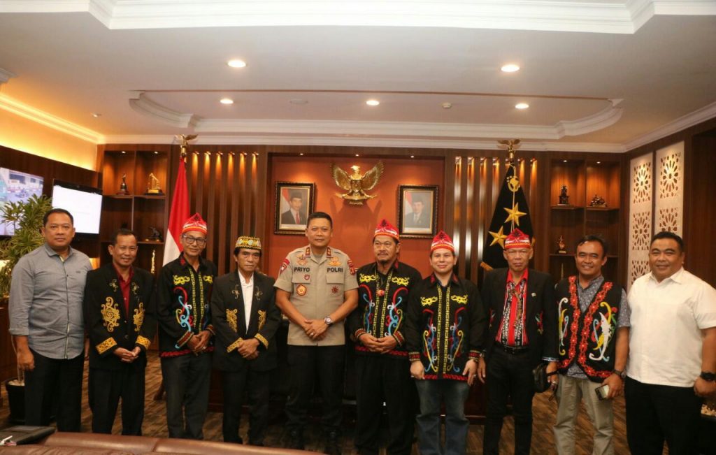 Erat Tali Silahturahmi, Kapolda Kaltim Terima Kunjungan Forum Kepala Adat Dayak WhatsApp Image 2019 10 08 at 14.36.00