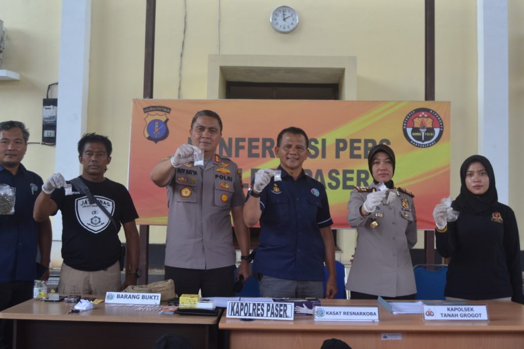 Dalam Sehari, Polres Paser Berhasil Ungkap 3 Kasus Narkoba WhatsApp Image 2019 10 11 at 08.35.59