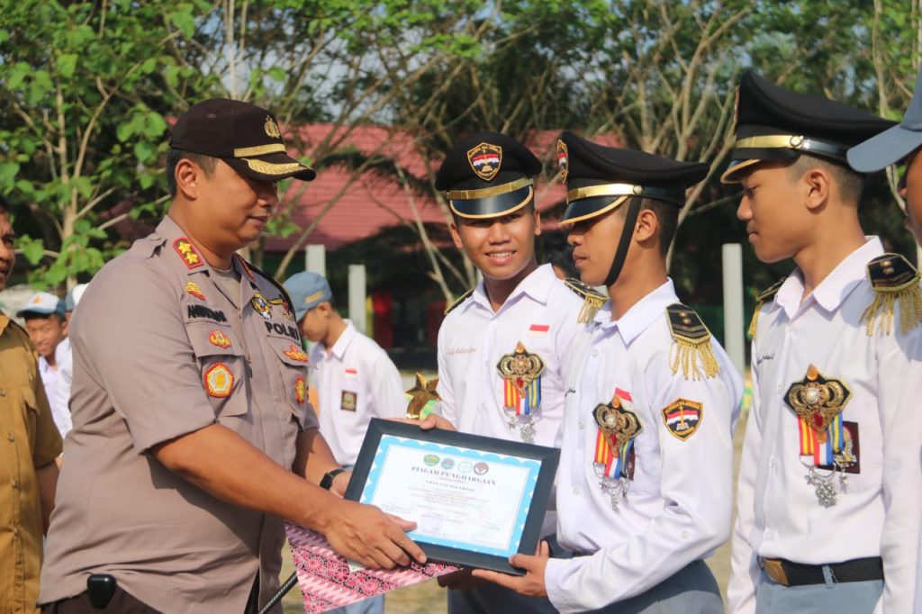 Police Go To School, Kapolres Kukar Berikan Reward Pada Pelajar Berprestasi WhatsApp Image 2019 10 14 at 14.13.47