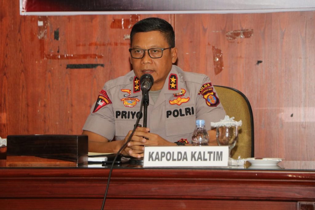 Terjun Langsung Ke Penajam, Kapolda Kaltim : Kondisi Pelabuhan Sudah Terkendali dan Kapal Penyebrangan Sudah Beroperasi WhatsApp Image 2019 10 15 at 10.15.56