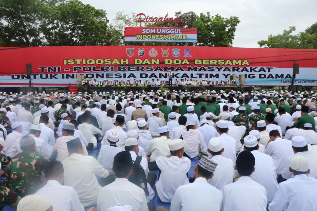 Wujudkan Situasi Aman Jelang Pelantikan Presiden, Ribuan TNI-Polri dan Masyarakat Ikuti Istiqosah dan Doa Bersama WhatsApp Image 2019 10 16 at 09.32.17