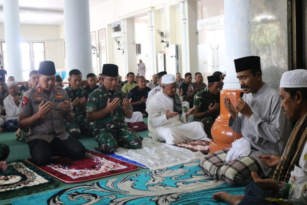 Sholat Jumat di Penajam, Kapolda dan Pangdam VI Mlw Ajak Warga Doa Bersama Untuk Kondusifitas Kaltim WhatsApp Image 2019 10 18 at 12.16.19