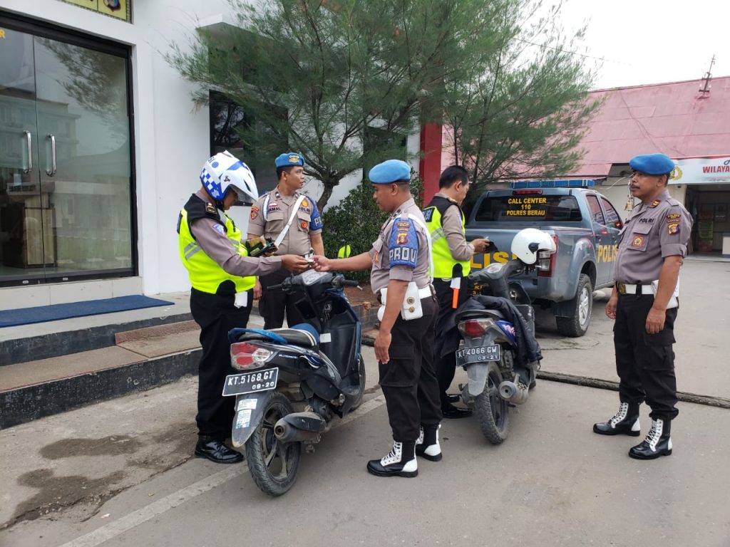 Awali Ops Zebra Mahakam, Sie Propam Polres Berau Cek Kelengkapan Kendaraan Anggota WhatsApp Image 2019 10 22 at 07.40.06