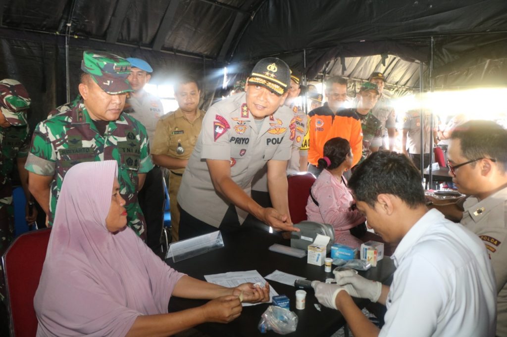 Gelar Baksos Kesehatan, Kapolda Kaltim dan Pangdam VI Mlw Berikan Bantuan Untuk Para Korban Kebakaran di Penajam WhatsApp Image 2019 10 22 at 09.54.56
