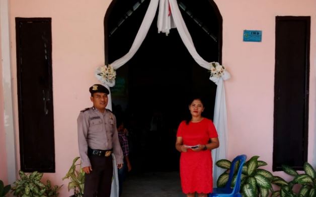 Hadir di Tempat Ibadah, Personil Polsek Babulu Berikan Rasa Aman Untuk Warga 4