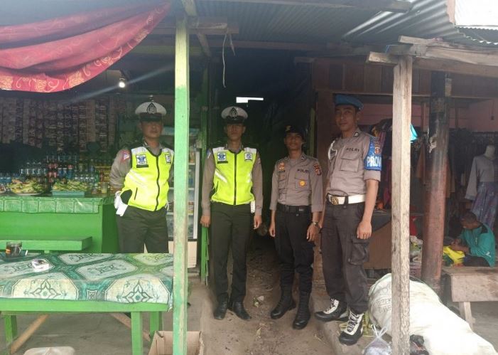 Jaga Keamanan Untuk Warga, Polsek Babulu Penajam Hadir di Pasar Tradisional 6 1