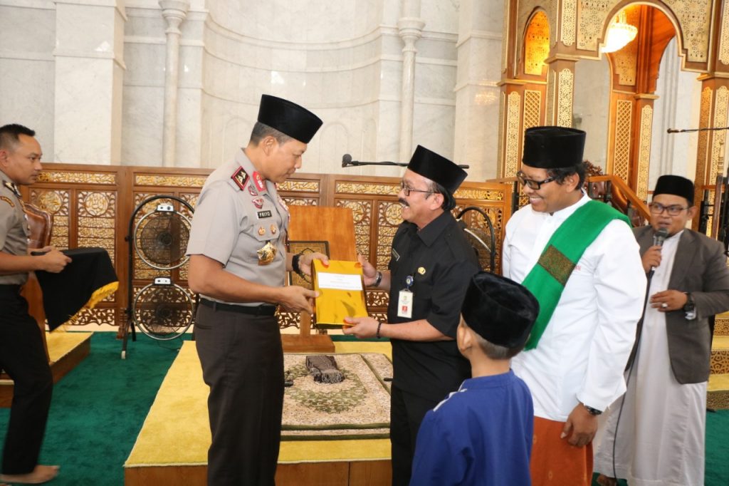 Kapolda Kaltim Laksanakan Sholat Jumat Berjamaah di Masjid Al-Iman Islamic Center 1 WhatsApp Image 2019 11 01 at 13.37.19