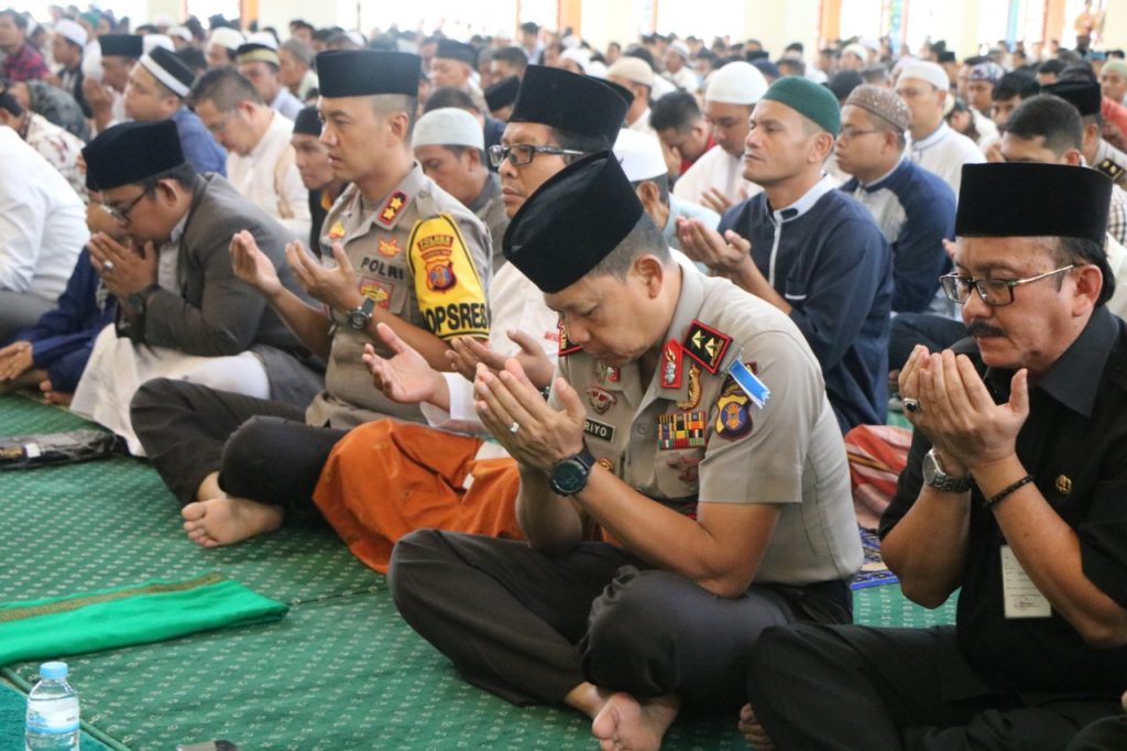 Kapolda Kaltim Laksanakan Sholat Jumat Berjamaah di Masjid Al-Iman Islamic Center WhatsApp Image 2019 11 01 at 13.37.20