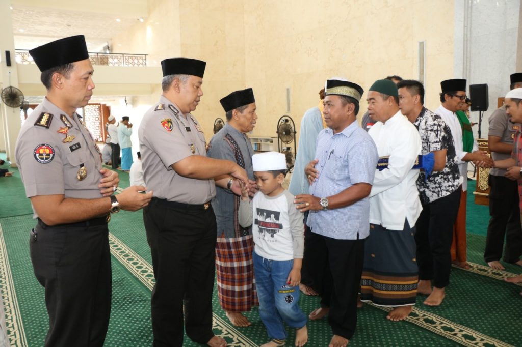 Kapolda Kaltim Laksanakan Sholat Jumat Berjamaah di Masjid Al-Iman Islamic Center 2 WhatsApp Image 2019 11 01 at 13.37.25