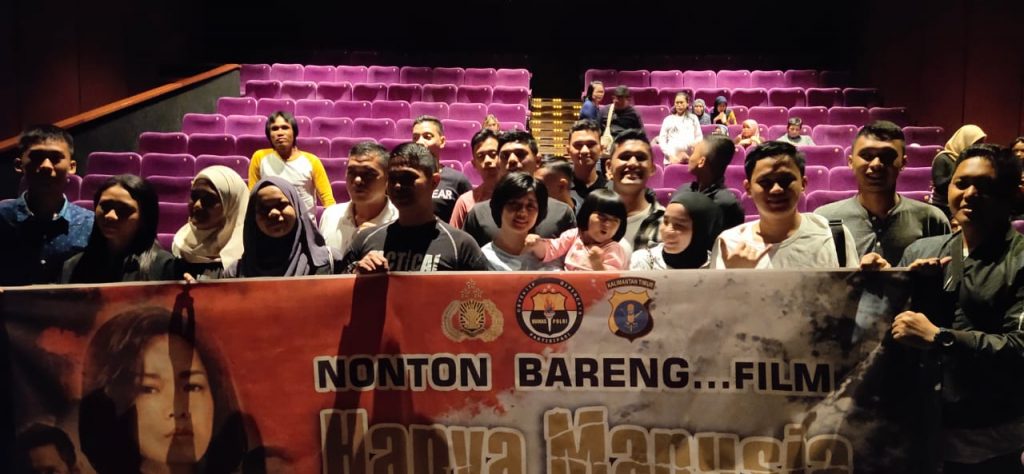 Bercerita Tentang Kehidupan Anggota Polri, Polda Kaltim Gelar Nobar Film “Hanya Manusia” WhatsApp Image 2019 11 07 at 20.44.24